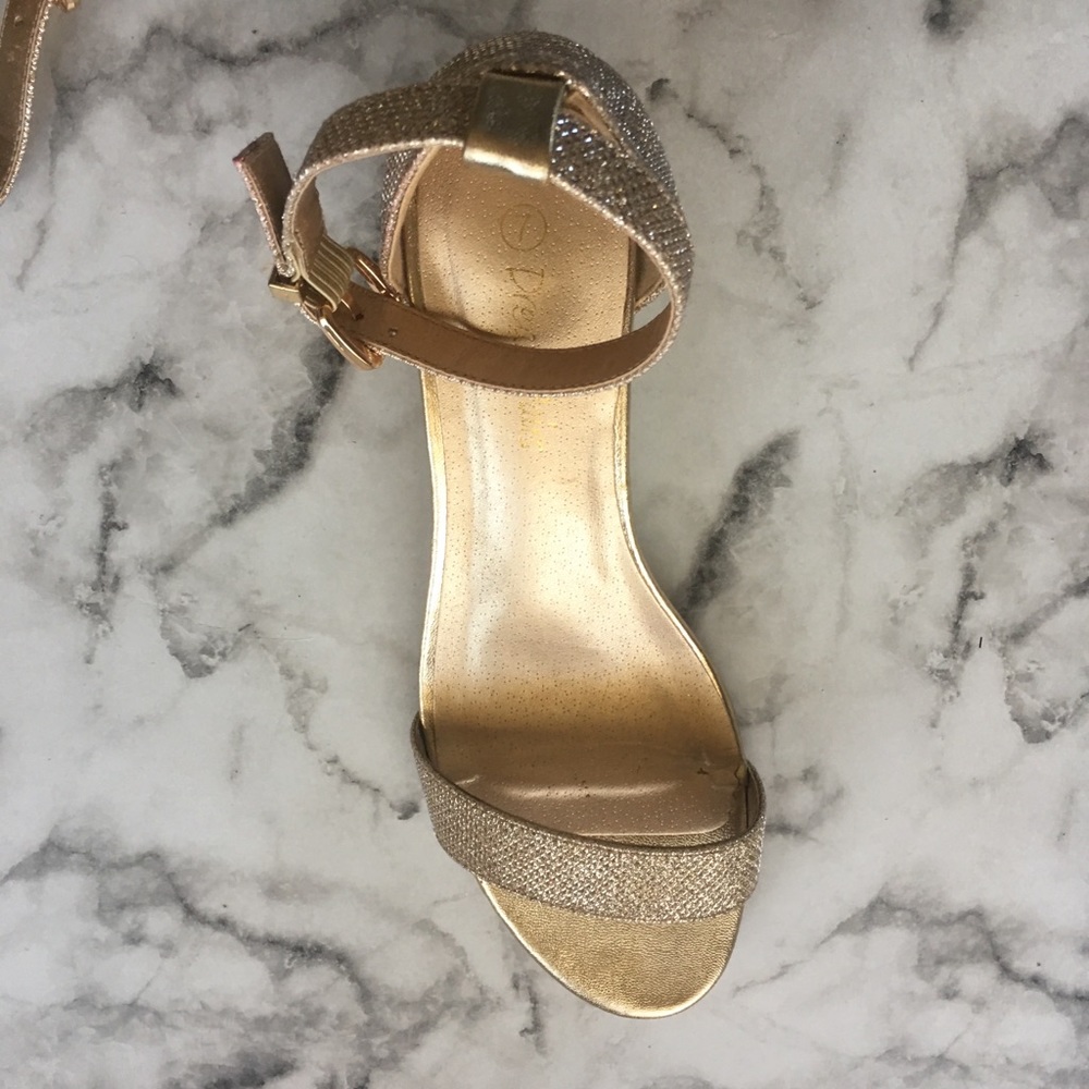 DONATING TODAY 🛍Gold wedges